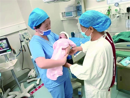 在医院产房见证新生命的诞生